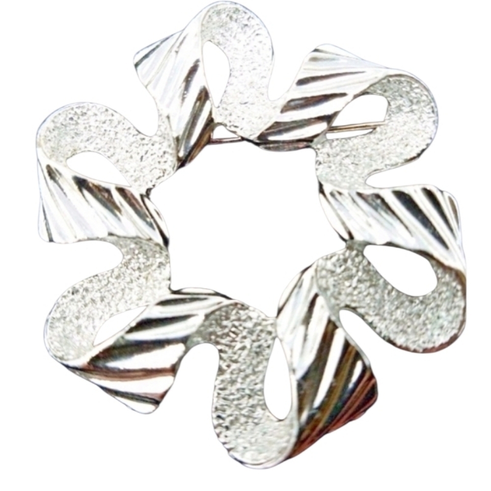 Sarah Coventry 1971 Silvertone Ribbonette Free Form Brooch